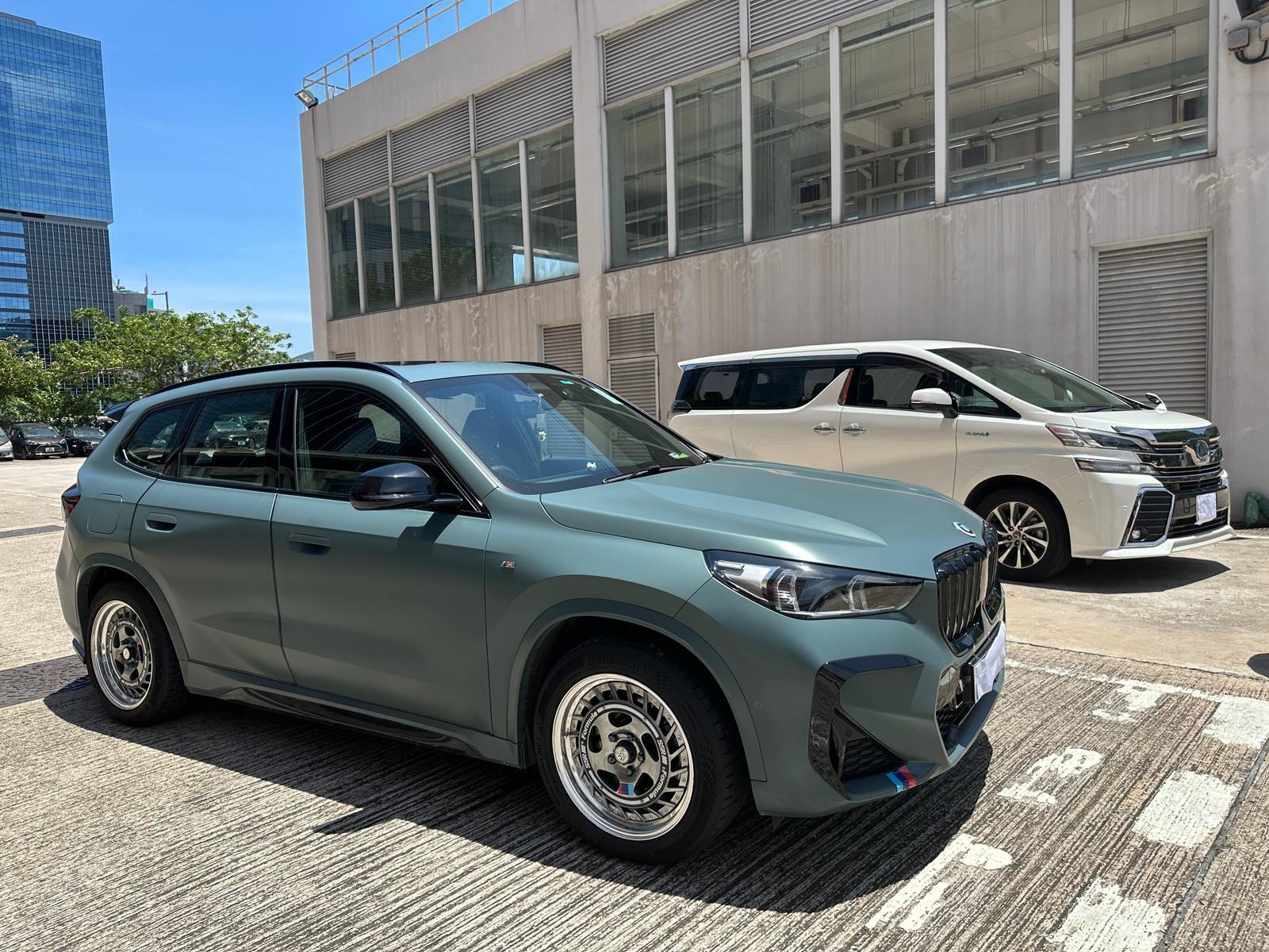 西九龍交通警放蛇打擊白牌車，截兩司機扣寶馬豐田七人車。