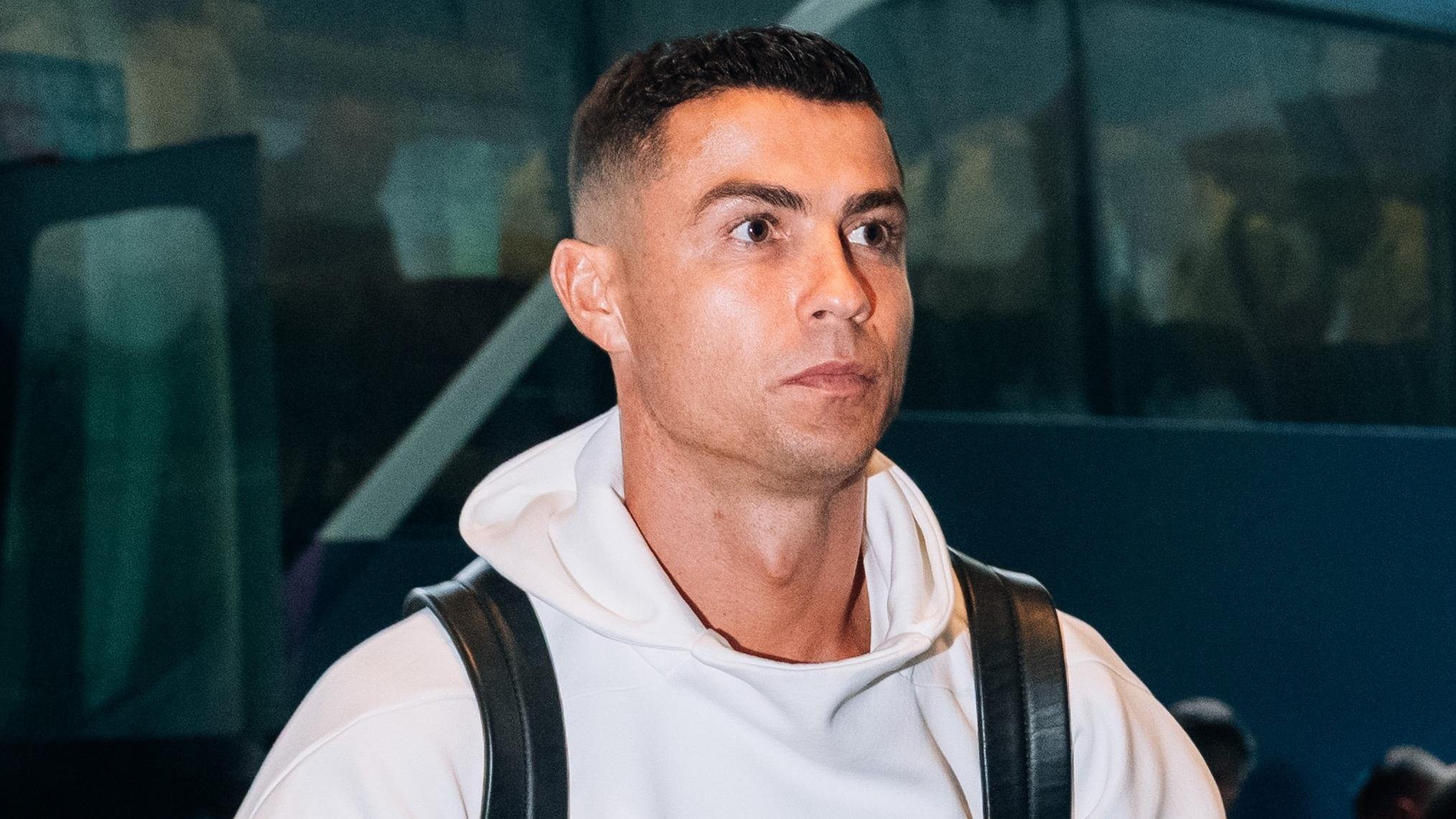 C朗隨隊抵達香港的酒店。(香港足總圖片)