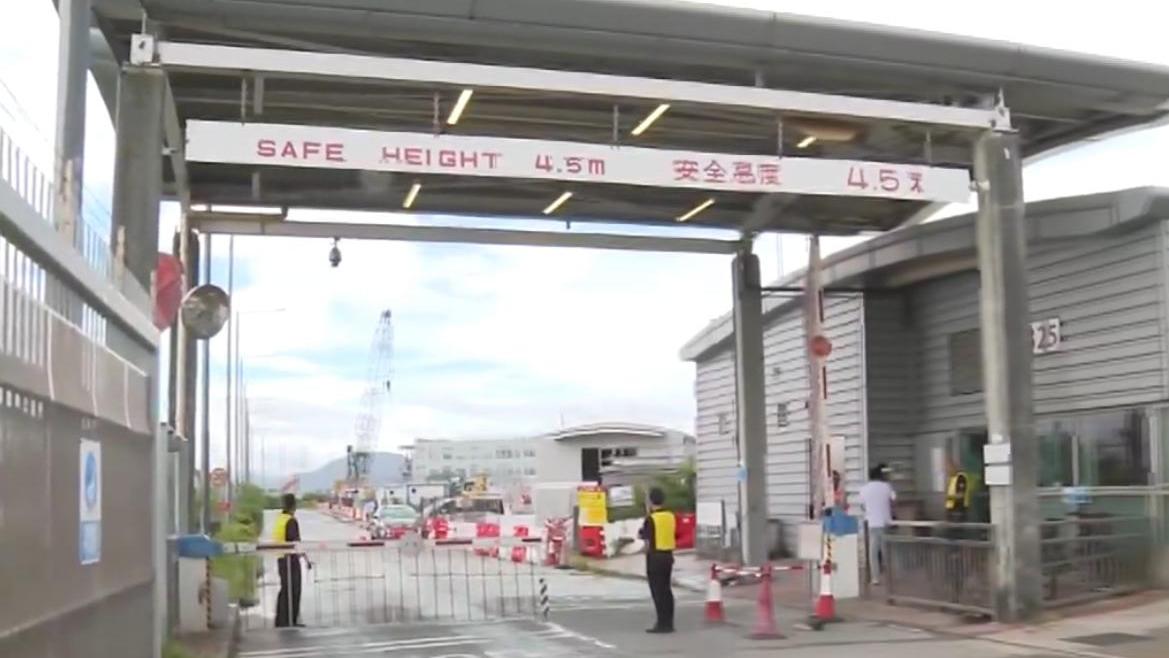 港鐵小蠔灣車廠男工捱工程車撞，昏迷送院搶救不治。(電視新聞截圖)