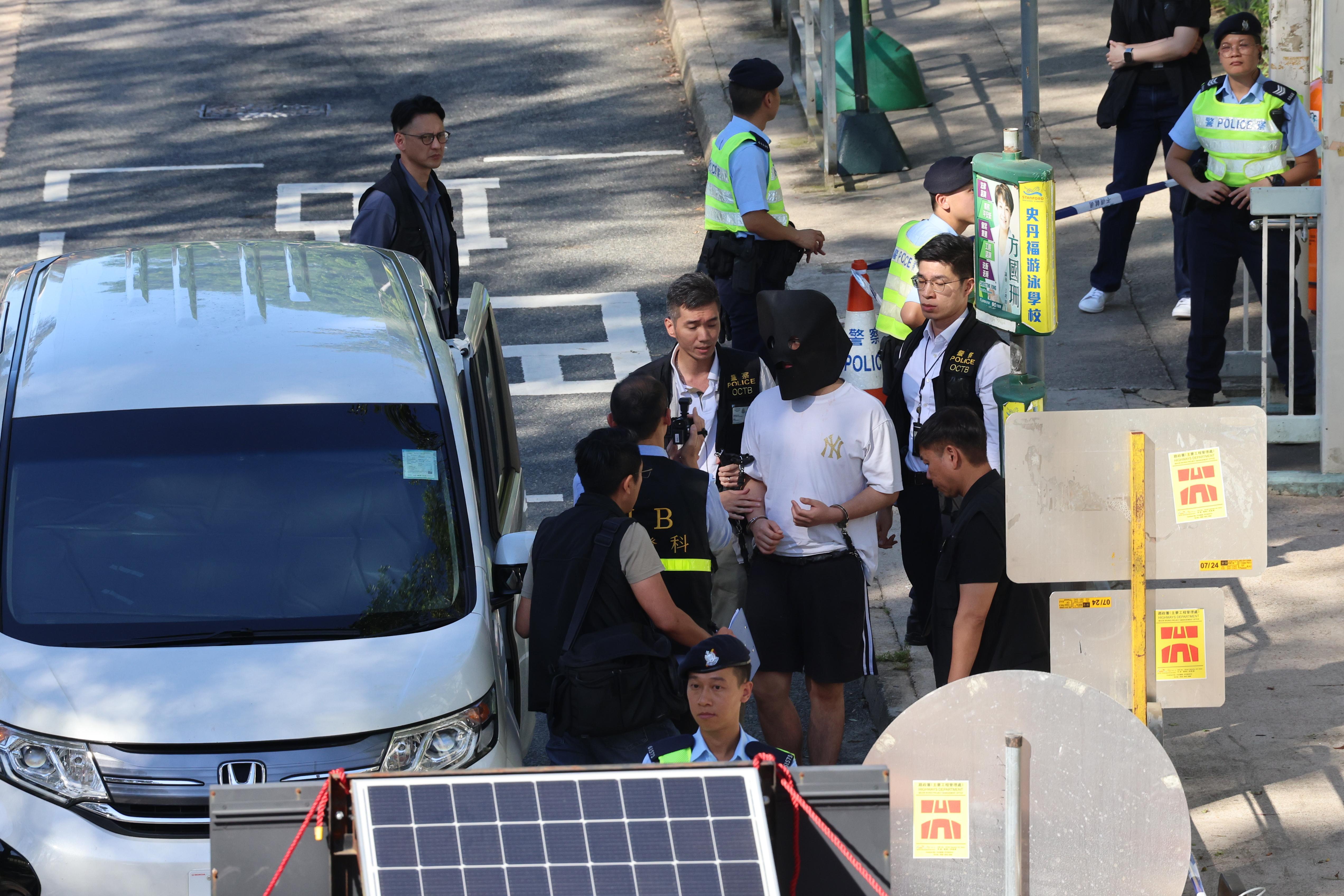 壁屋懲教員遇襲，再有一疑犯潛逃內地返港被捕，警押重組案情。