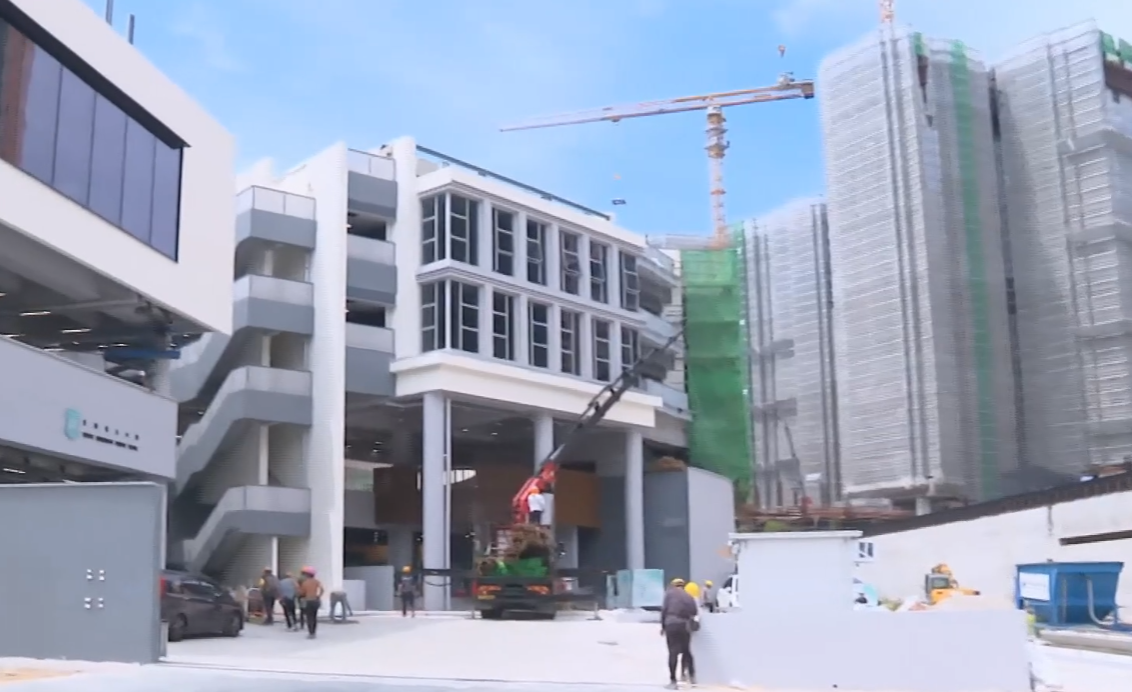 新學年下星期一開學，位於安達臣道新發展區、新建的安博官立小學仍未完工，工人仍然在趕工。(有線新聞畫面)