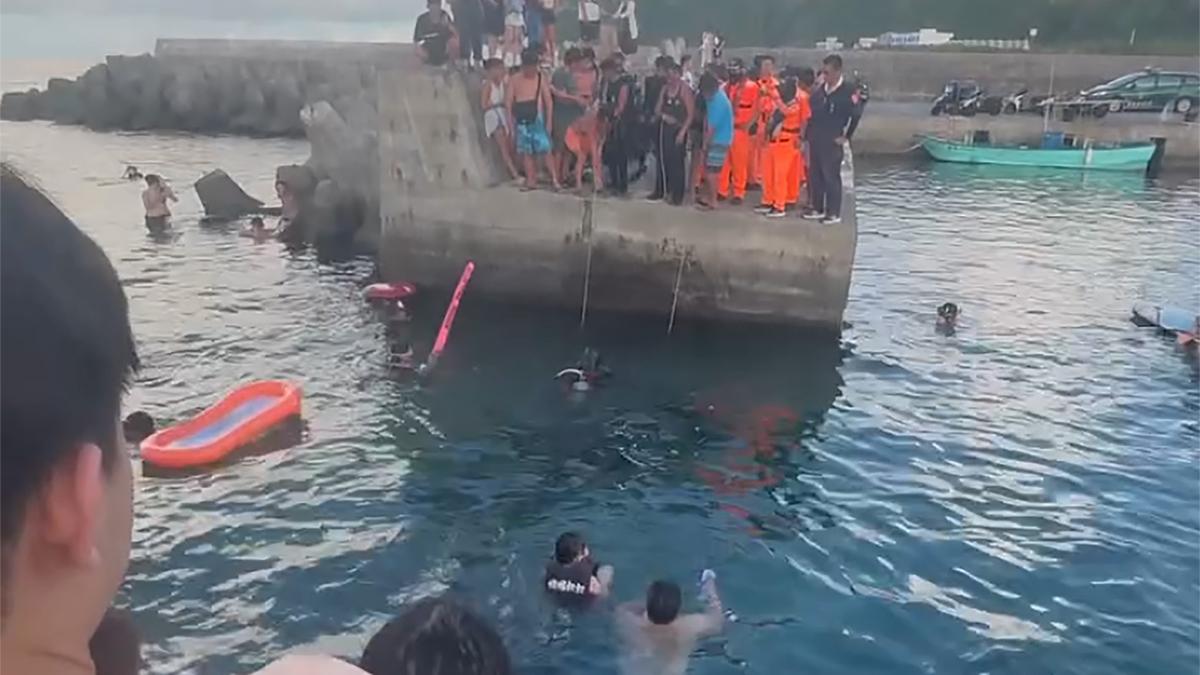 電單車事後需要合眾人之力拉回上岸。(用戶_10zlny@Threads)