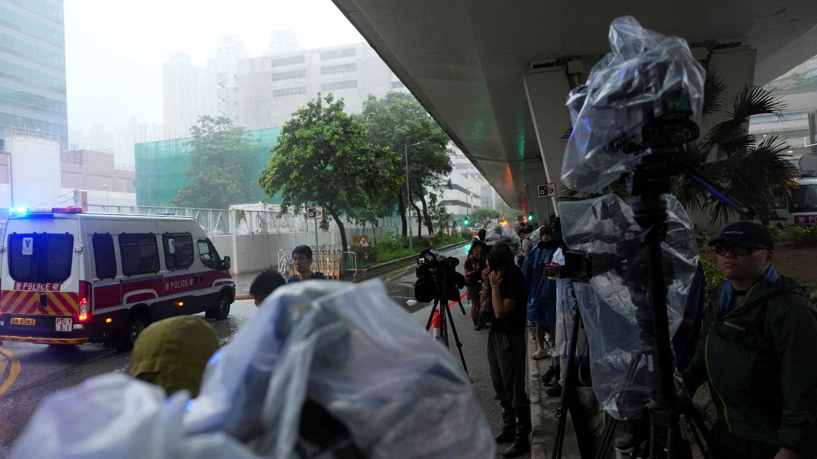 黎智英案原定控辯雙方結案陳詞延期，過百人冒雨在法院外排隊(路透社圖片)