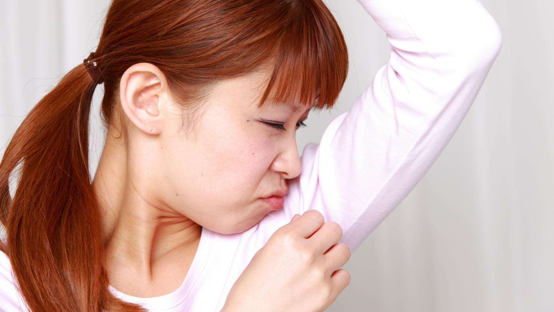 狐臭則是來自頂漿腺分泌偏油脂的黃色液體，洗澡、噴香水多半無效。若發現異味揮之不去，尤其伴隨濕黏、染衣等現象，就應考慮是否為狐臭，及早諮詢專業醫生。