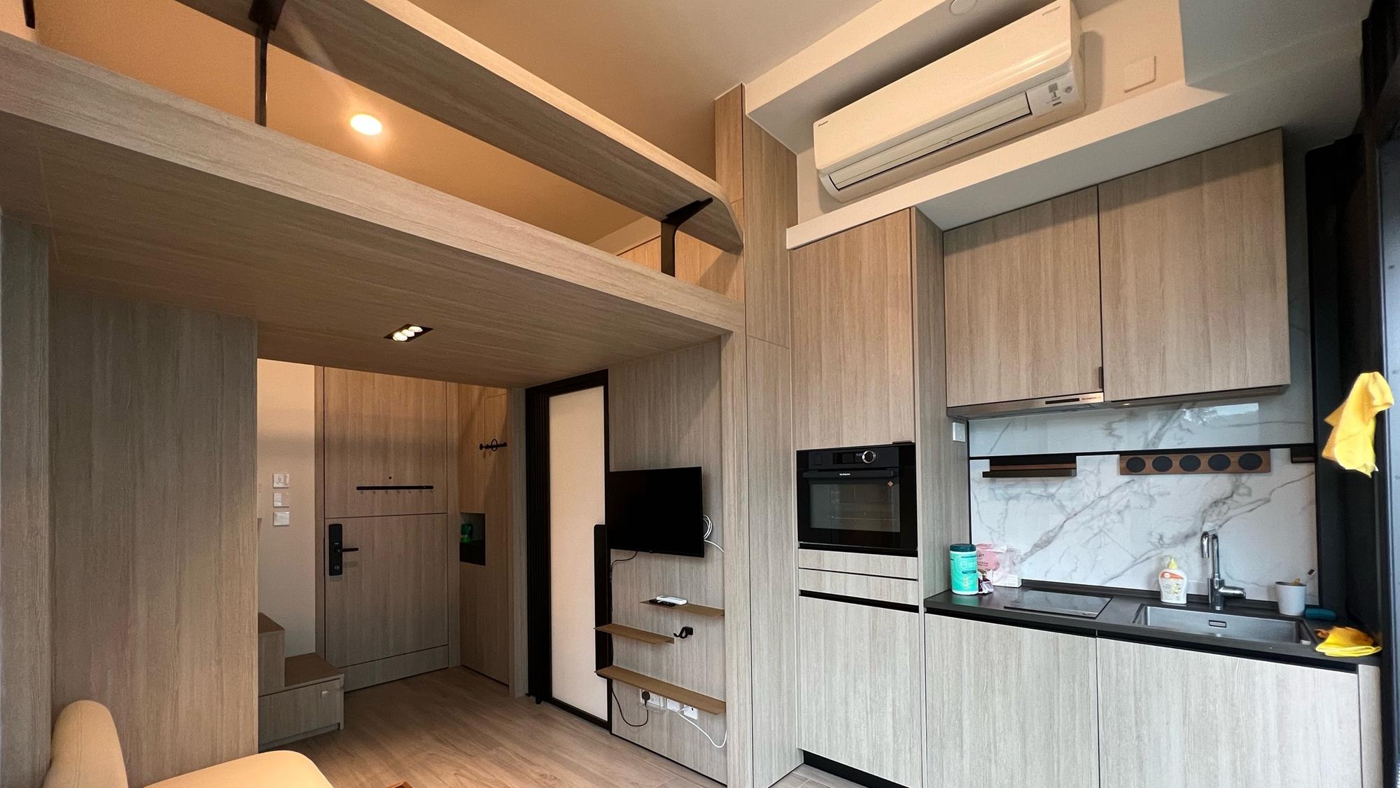 大廳上方設有閣樓床架，大為增加單位的使用空間，猶如日式部屋，小巧精緻。(代理提供) 