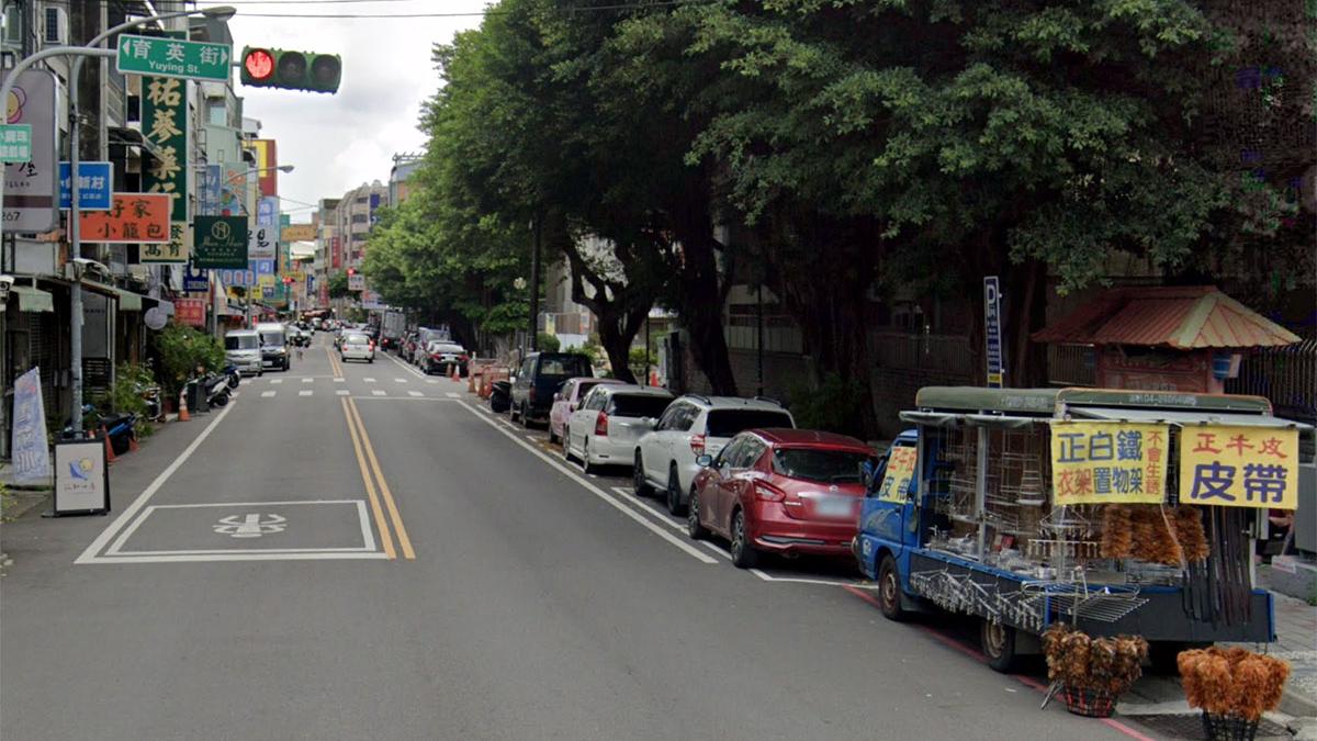 草屯鎮碧山路至育英街一段虎山路，有車位會在指定時段變成家長接送區專用停車位。(Google街景截圖)