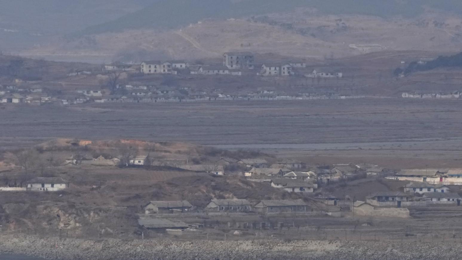 從南韓靠邊境的江華島觀察站可看到北韓農村街道。（美聯社資料圖片）