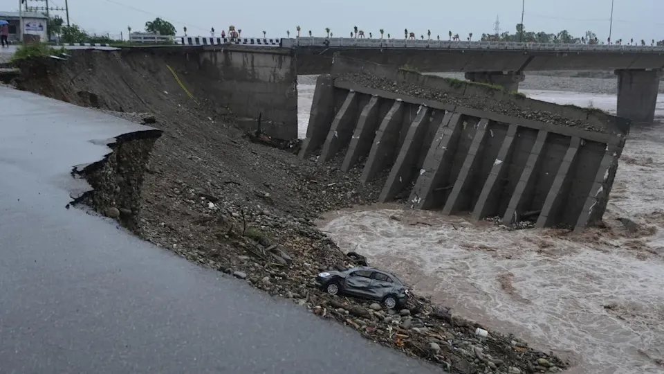 印度喜馬拉雅山區遭暴雨侵襲　大橋倒塌車墜落　朝聖路線山崩30死