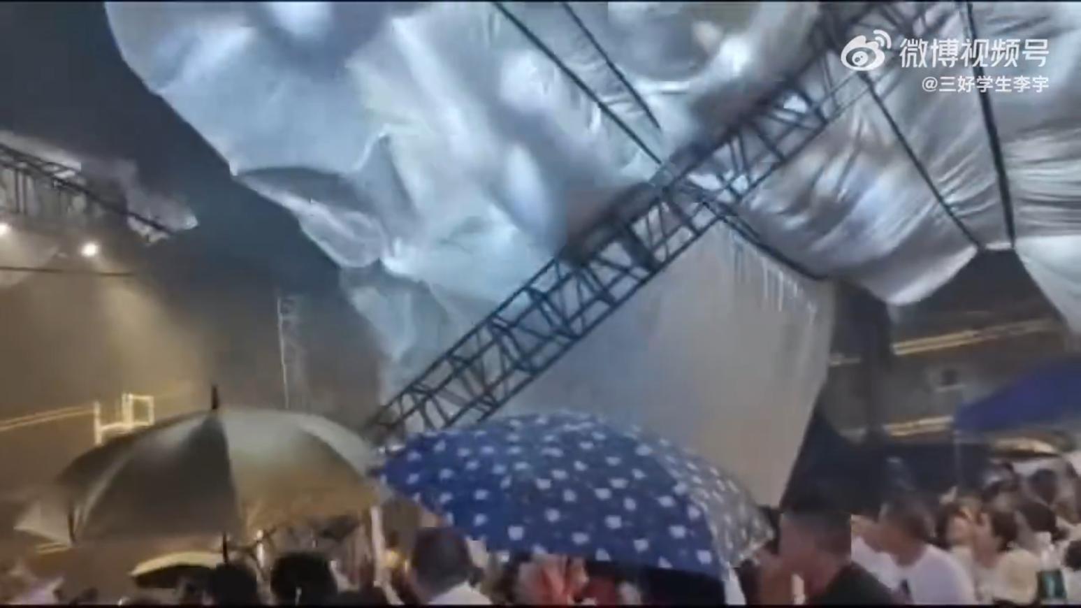 四川綿竹啤酒節遇強風大雨導致遮雨棚鋼架垮塌。（圖／翻攝微博）