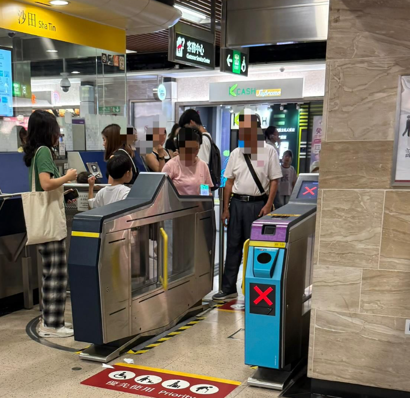 有網民指沙田站客務中心旁邊一個較闊的閘機，一名中年婦人用一個微信（WeChat）乘車碼讓多人出閘(Threads)
