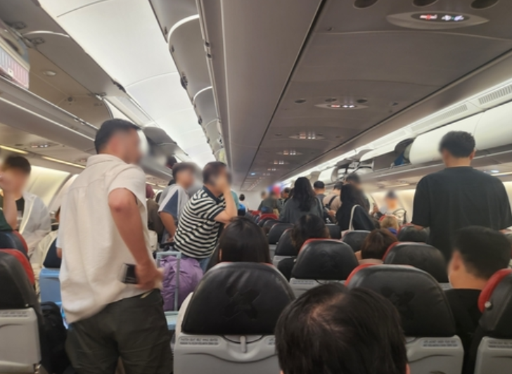 馬來西亞亞洲航空(Air Asia)一架客機，原定降落在南韓首爾仁川國際機場，不料乘客拿起行李準備下機時，卻發現自己身在32公里外的首爾國際金浦機場，就連部分機組人員也一臉錯愕，引起混亂。(網上圖片)