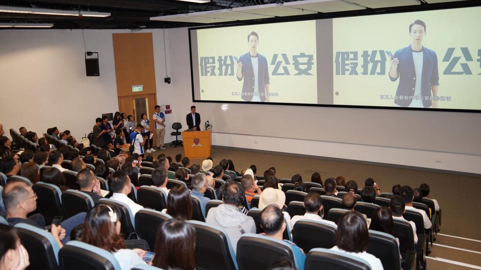 警方到中大宣傳防騙。