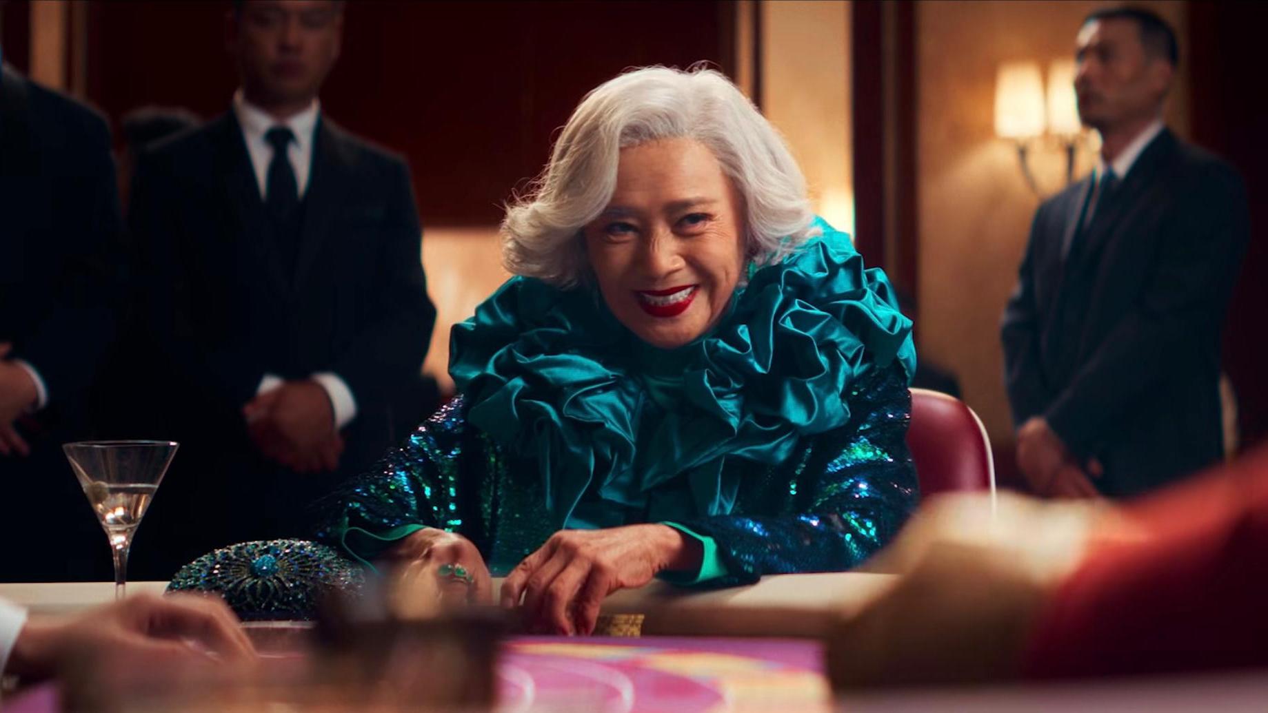 小人物之歌｜葉德嫻Netflix新片銀髮造型首曝光 與哥連費路賭枱上交手