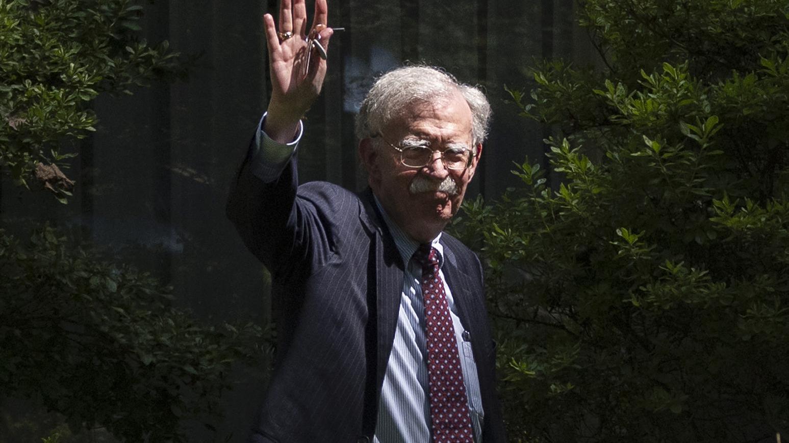 博爾頓22日抵達位於馬里蘭州住家時揮手致意。 （圖/美聯社）