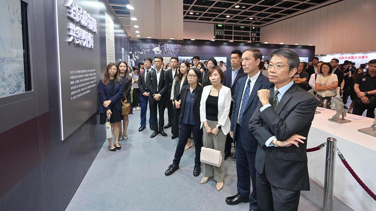 梁卓文(右一)和陳信禧(右二)、譚詠堃(右三)等首長級人員觀賞展覽內容。(公務員事務局FB)