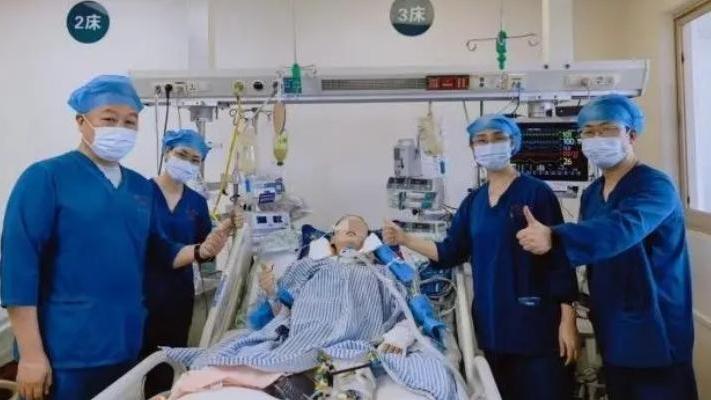 女子從35樓墮下奇蹟生還。（圖/翻攝《鳳凰網》）