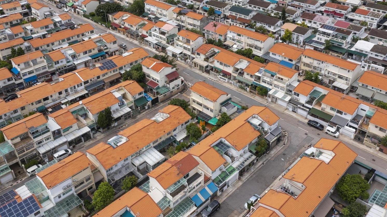 元朗錦繡花園雙號屋三房獲新婚客以789.8萬元承接，14年升值近322萬元。