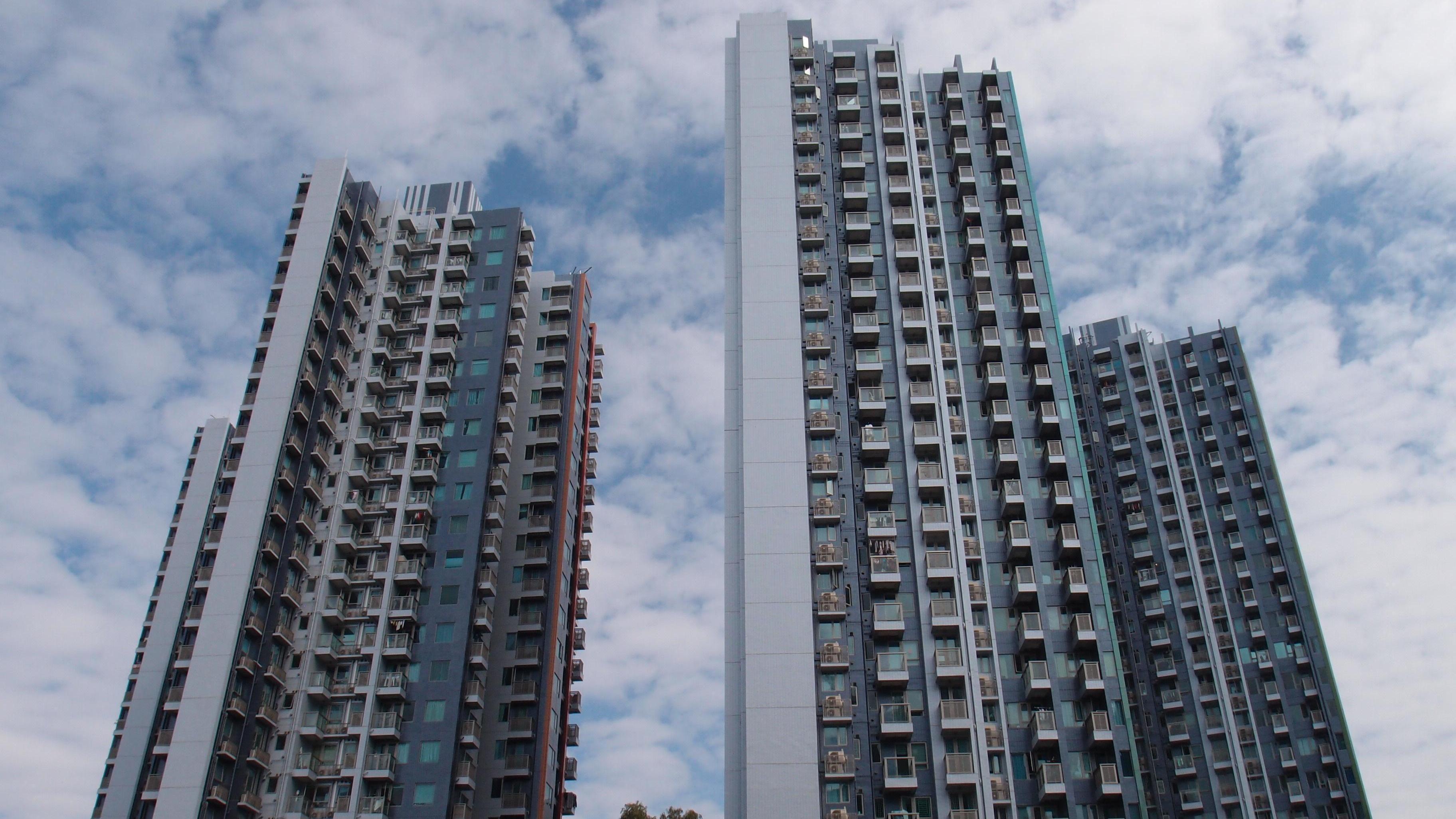 元朗區盤源短缺，業主叫價亦轉硬，令交投受阻，其中朗屏8號一房錄蝕讓成交，2年半貶值11%。