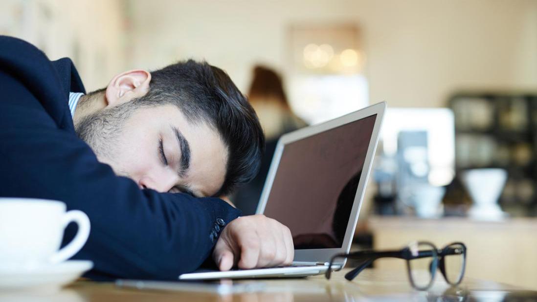 OSA是常見的睡眠障礙疾病，病人在睡眠時因上呼吸道反覆塌陷導致氣流中斷，使血中氧氣濃度下降，不僅影響睡眠品質，也可能造成白天嗜睡、頭痛，甚至增加心血管疾病風險。