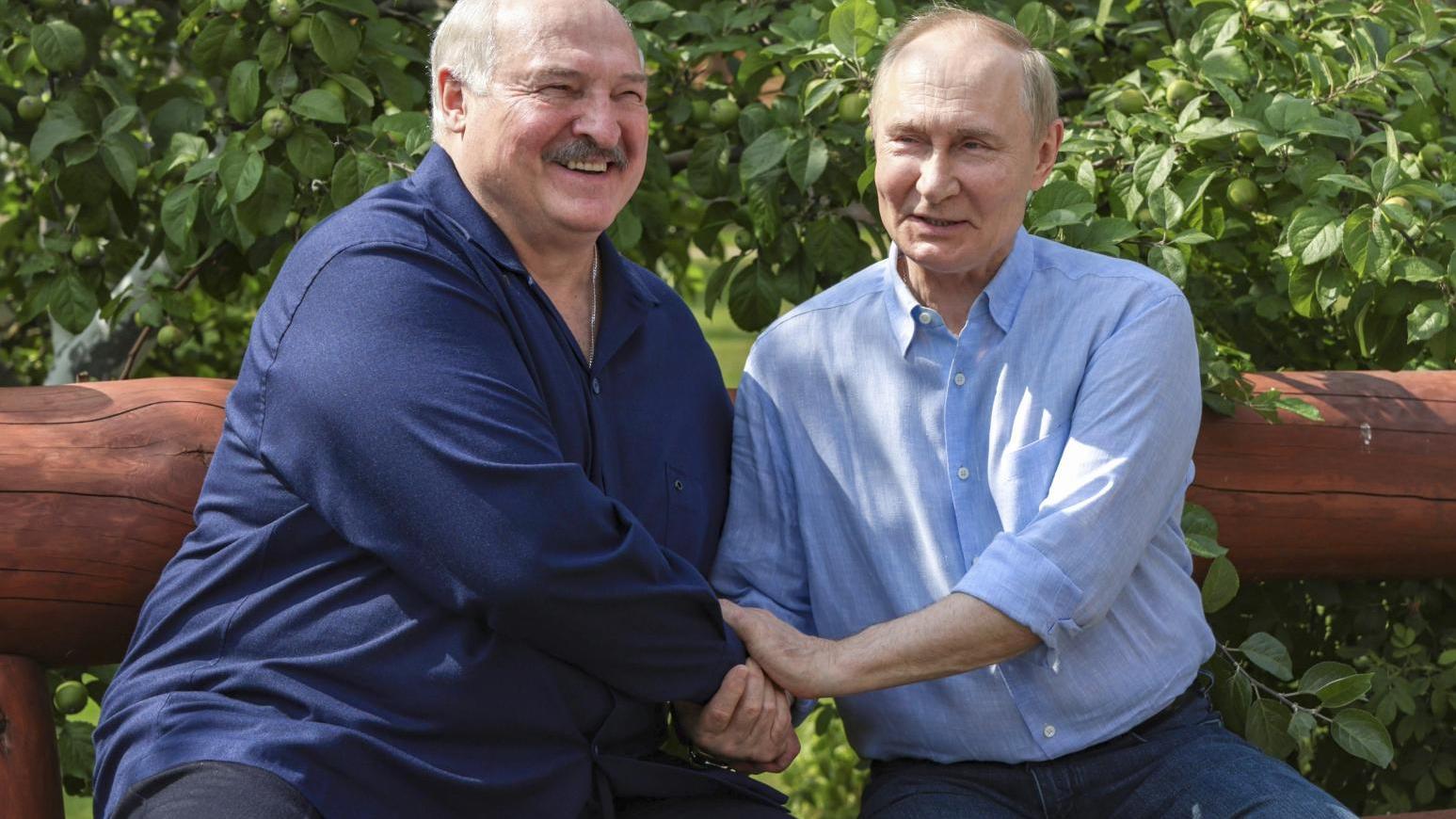 俄羅斯總統普京（右）和白俄羅斯總統盧卡申科（左）1日參觀俄羅斯一處修道院時交談。（圖／美聯社）