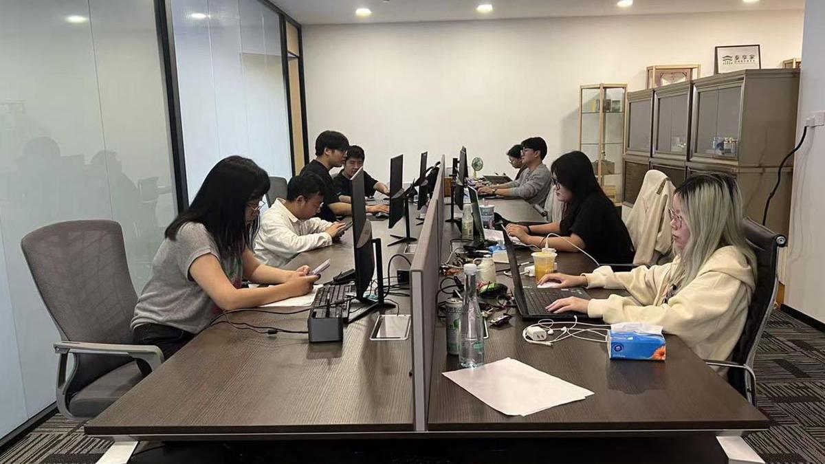 「杭州假裝上班無限公司」辦公室與普通的公司沒甚麼分別。(《潮新聞》圖片)