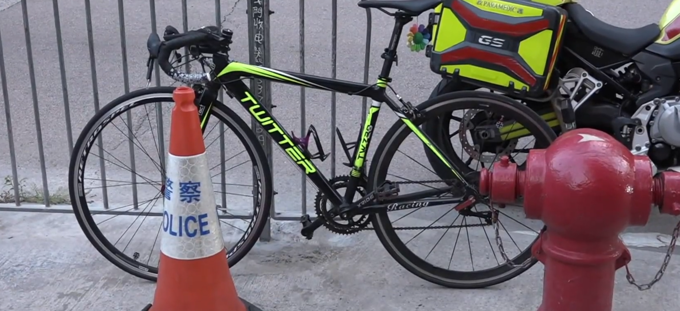 一名13歲少年踏單車在大窩口道近葵涌邨對開，撞倒一名橫過馬路的67歲老婦，她頭部受傷昏迷，單車少年手腳擦傷清醒，兩人同被送往仁濟醫院，老婦其後再轉送瑪嘉烈醫院治療，情況危殆，警方正調查意外原因。(now新聞台畫面)