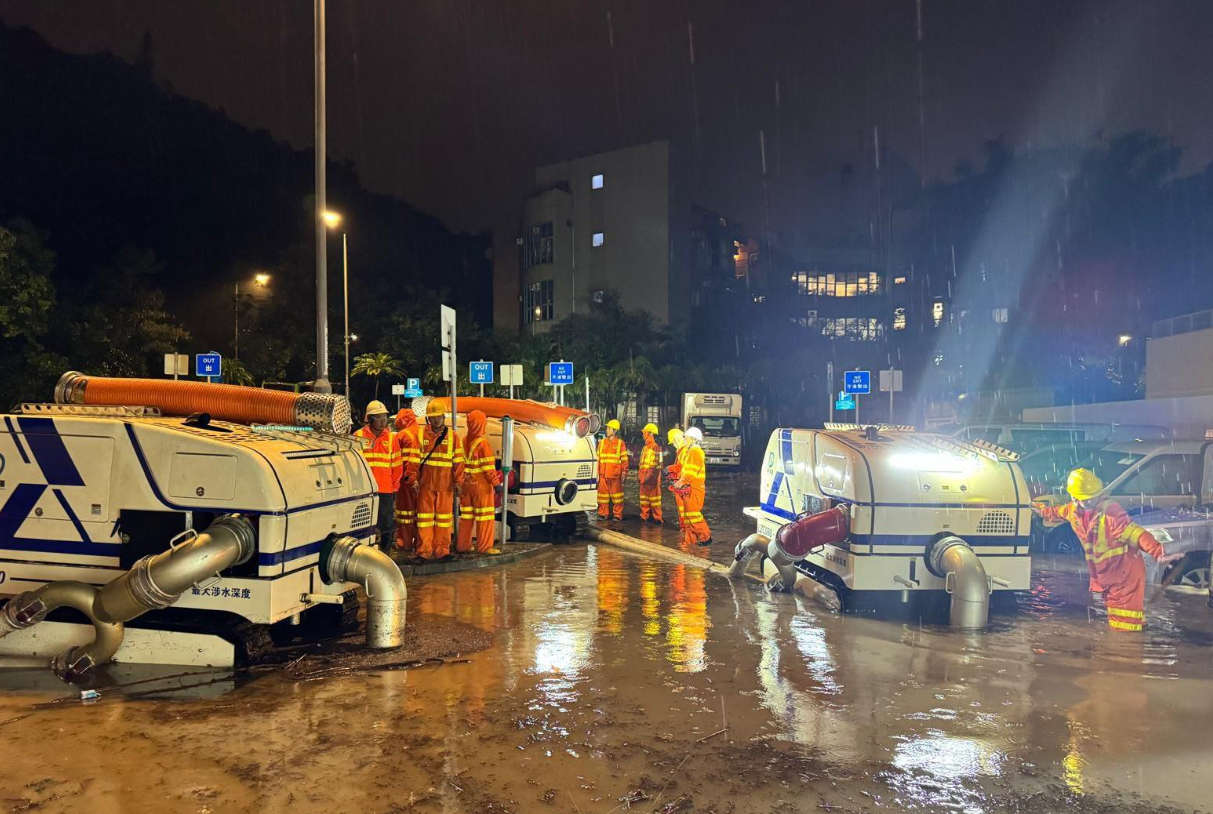 渠務署暴雨出動無線遙控排水機械人「龍吸水」，處理將軍澳敬賢里停車場水浸。(渠務署fb)