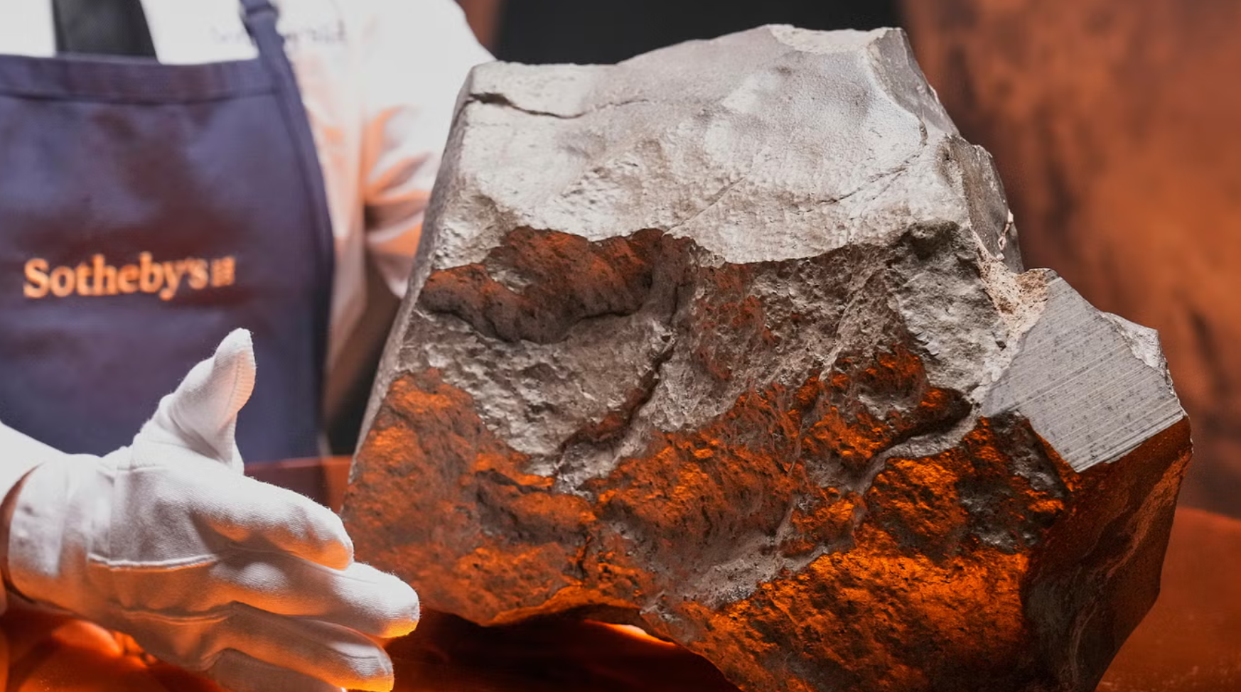 地球上已知最大火星隕石上月在美國紐約拍賣，這塊隕石發現於西非國家尼日爾，如何輾轉出現在美國拍賣行不得而知，尼日爾質疑涉及走私出口，已展開調查。(美聯社)