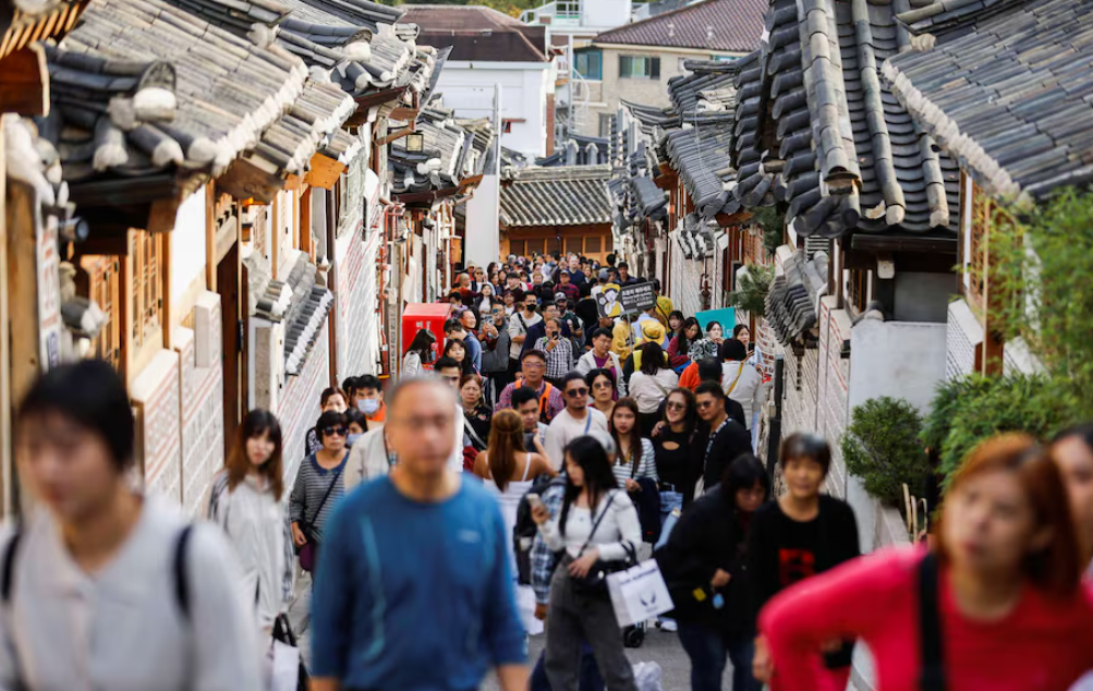 南韓政府宣布，由9月29日起對中國團隊遊客試行免簽入境政策，持續至明年6月30日。（路透社資料圖片）