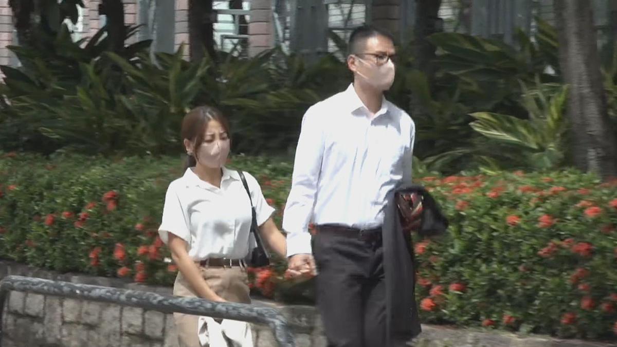 陳建愉(右)與太太拖手到裁判法院聽取裁決。(電視截圖)