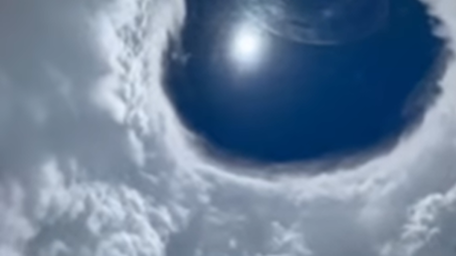 飛入颶風艾琳的風眼，捕捉了令人嘆為觀止的體育場效應。（圖／AF Reserve Hurricane Hunters）