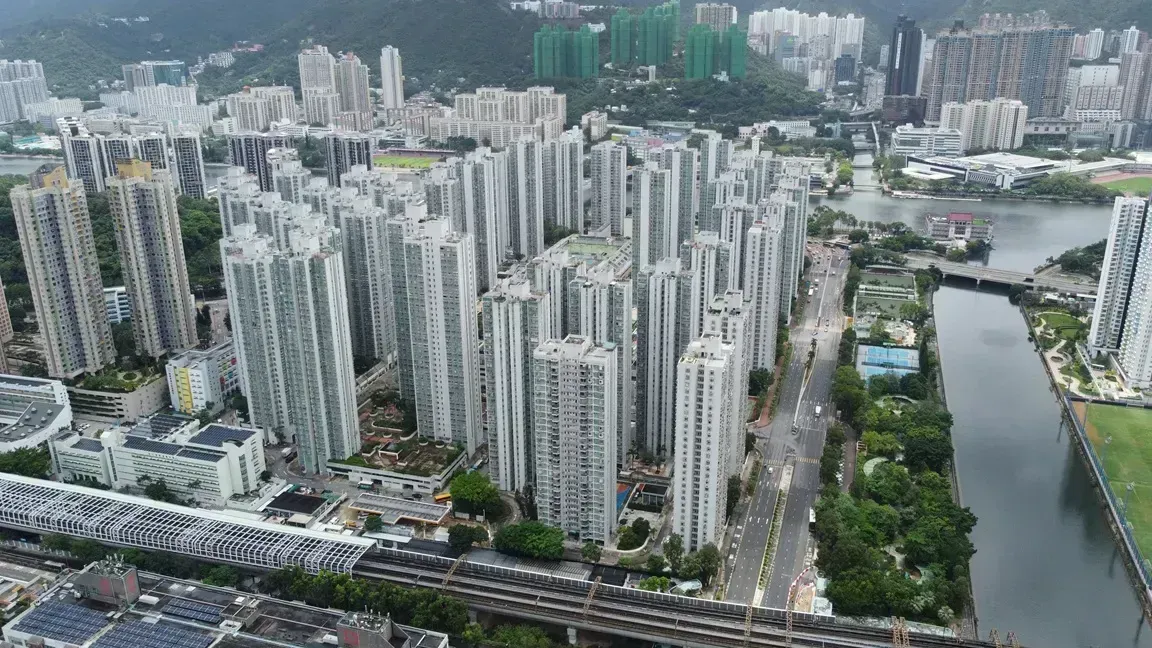 美國聯儲局暗示下月減息，利好消息令樓市即時轉旺，中原十大屋苑本周末錄8宗成交，按周反彈1倍。(資料圖片)