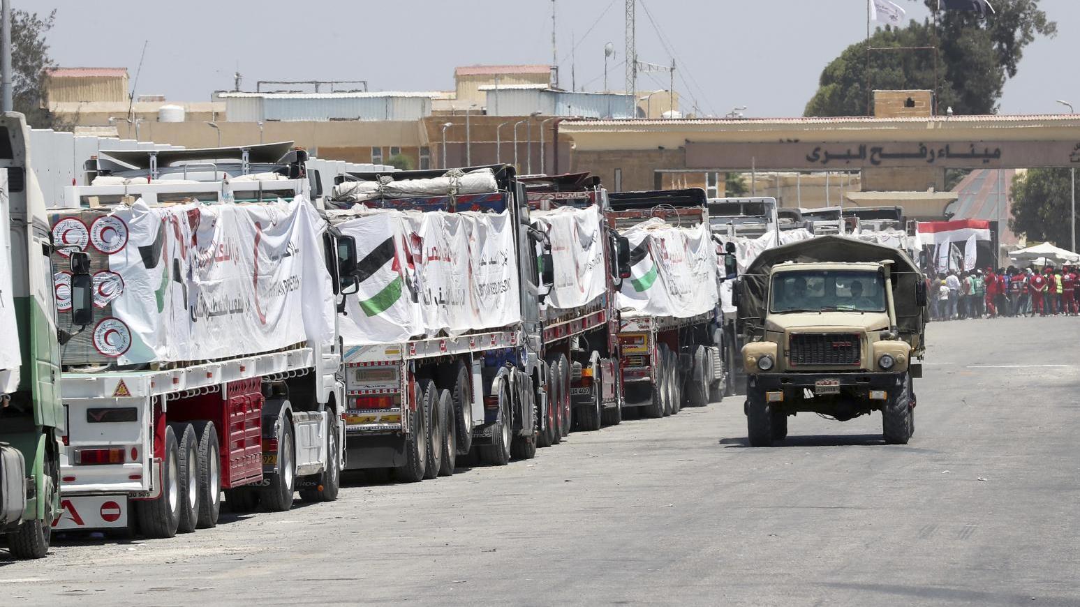 運送物資進加沙的卡車驚傳翻側，造成20人死亡。（示意圖／美聯社）