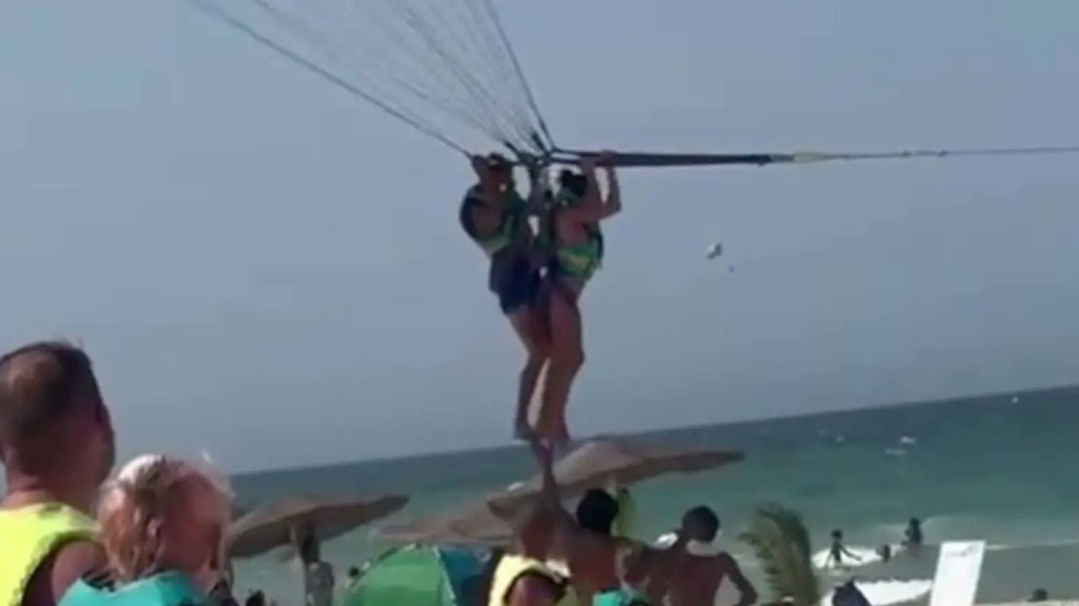 家人當日拍攝威爾遜與男教練玩滑翔傘的過程。(互聯網)