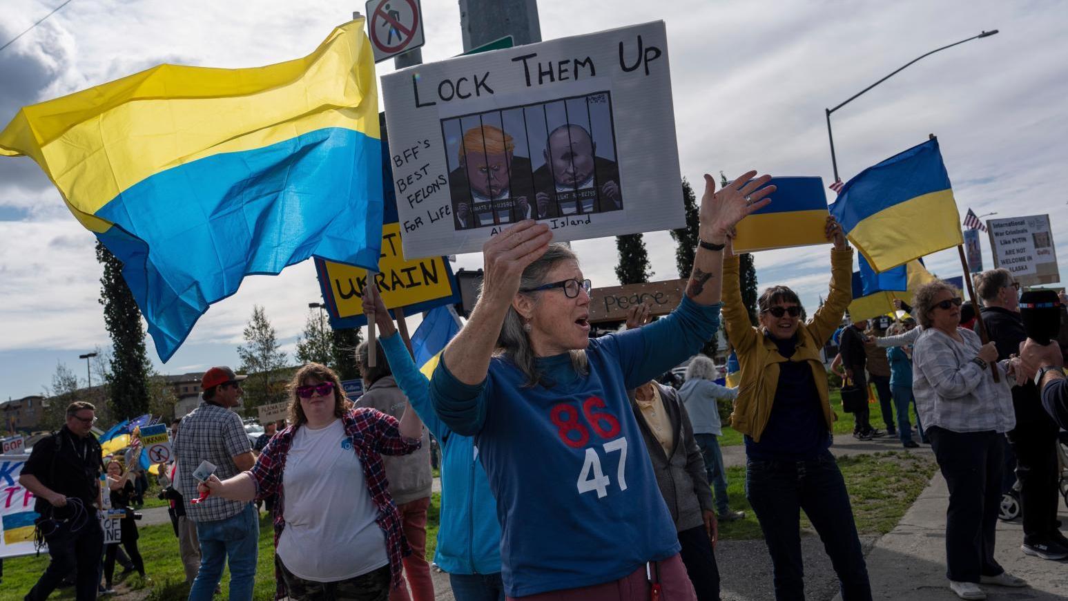 安克拉治民眾高舉標語抗議「雙普會」舉行。（圖／美聯社）