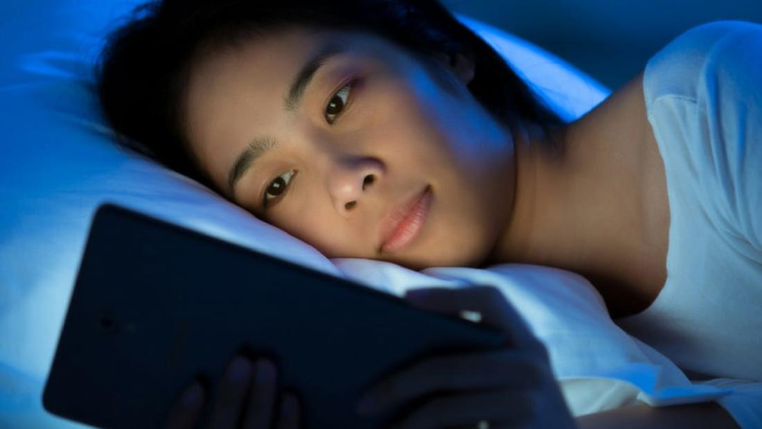 AI從人類回饋中進行強化學習(RLHF)，傾向提供讓用戶滿意的答案，即使內容帶有妄想成分，也可能反射性地附和，讓人越來越相信錯誤的想法。