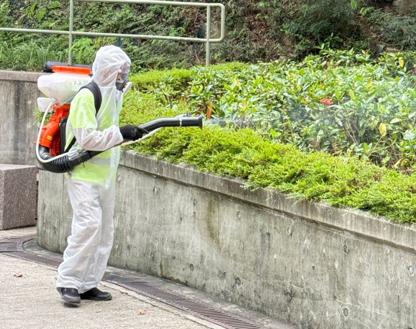 食環署人員早上分別到利東邨及曉峰園滅蚊，包括在草叢噴灑滅蚊劑。(南區區議員李嘉盈FB)