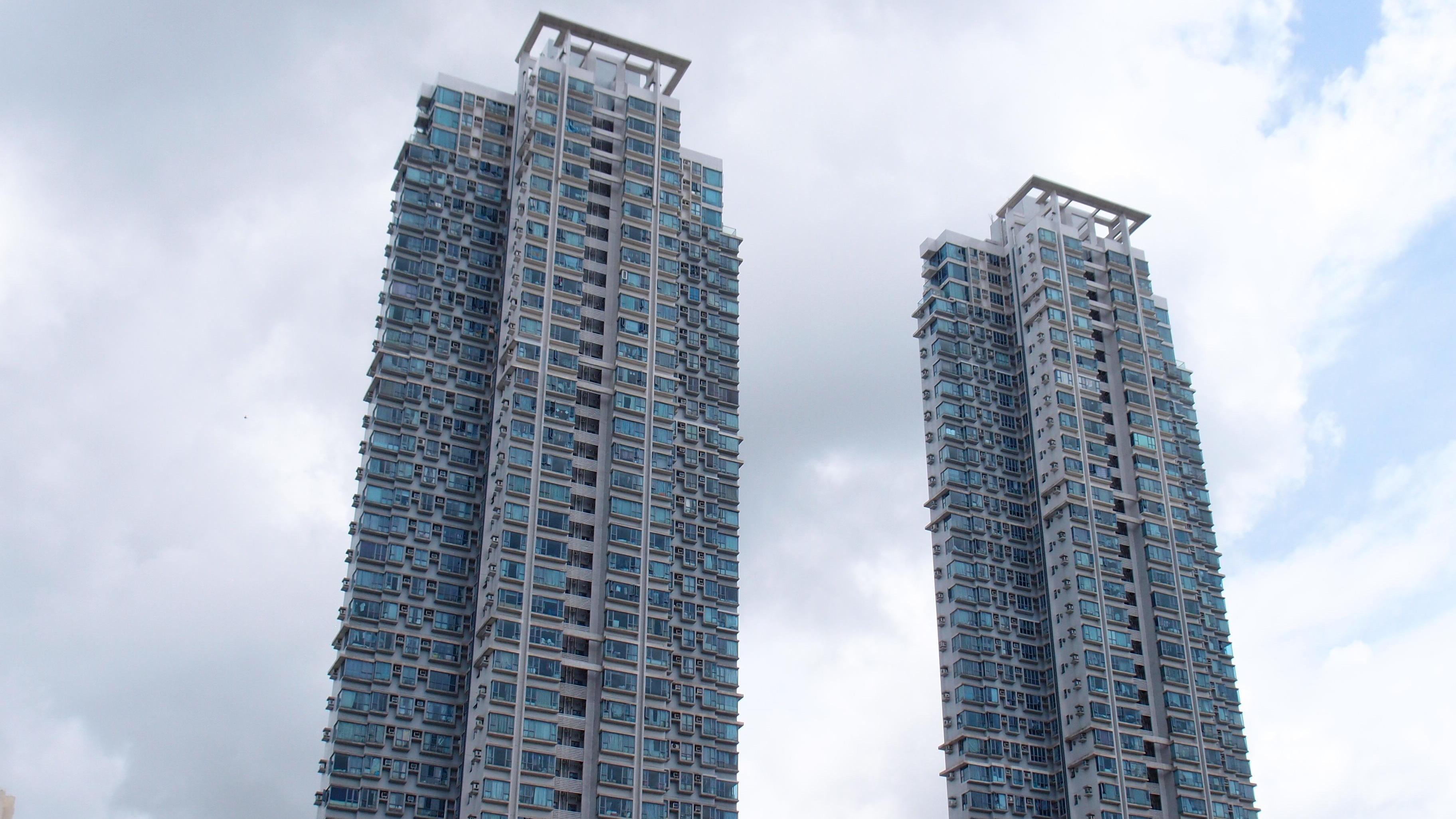 元朗雍翠豪園近年二手交投疏落，惟本月累錄6宗成交，單日更連錄2宗同層兩房，屬一賺一蝕成交。