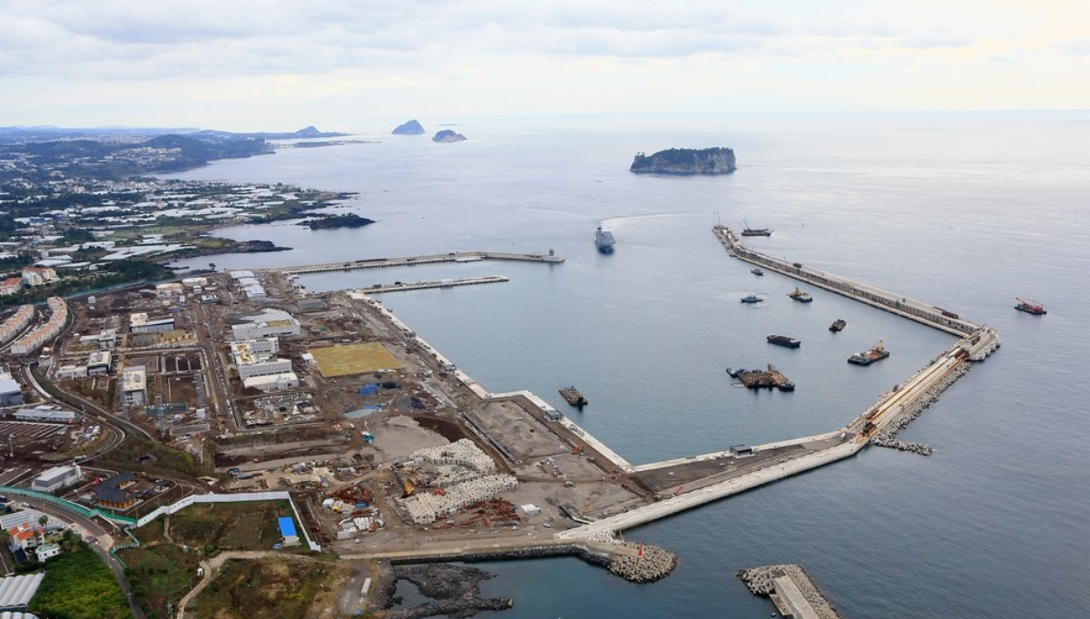 南韓濟州警方表示，兩名中國人涉嫌使用無人機非法拍攝濟州海軍基地被扣查。(網上圖片)