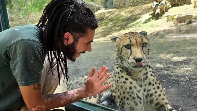 努里生前負責照顧野豹。（互聯網）