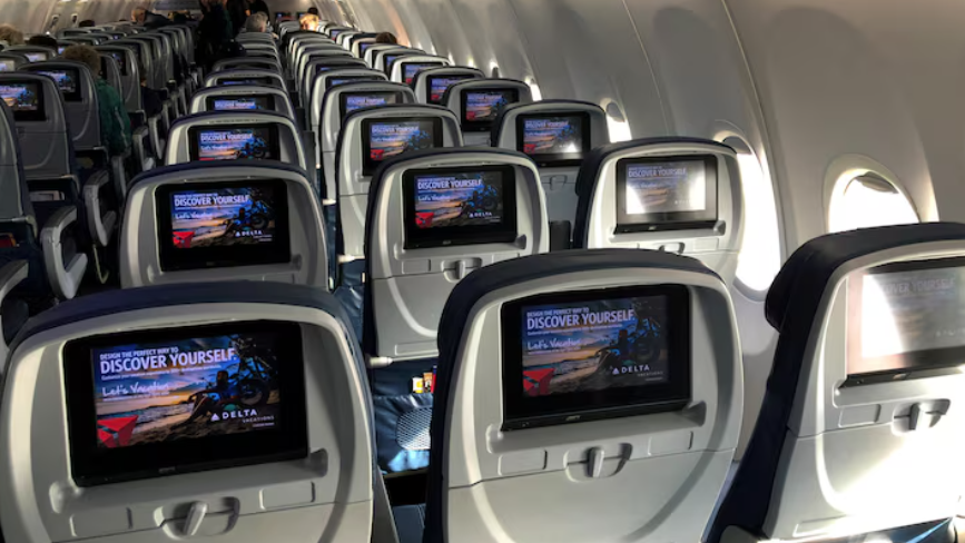 姊妹搭飛機3人座位分開坐 卻互傳物品 坐中間乘客發火後被公審 網民爭辯誰是誰非 