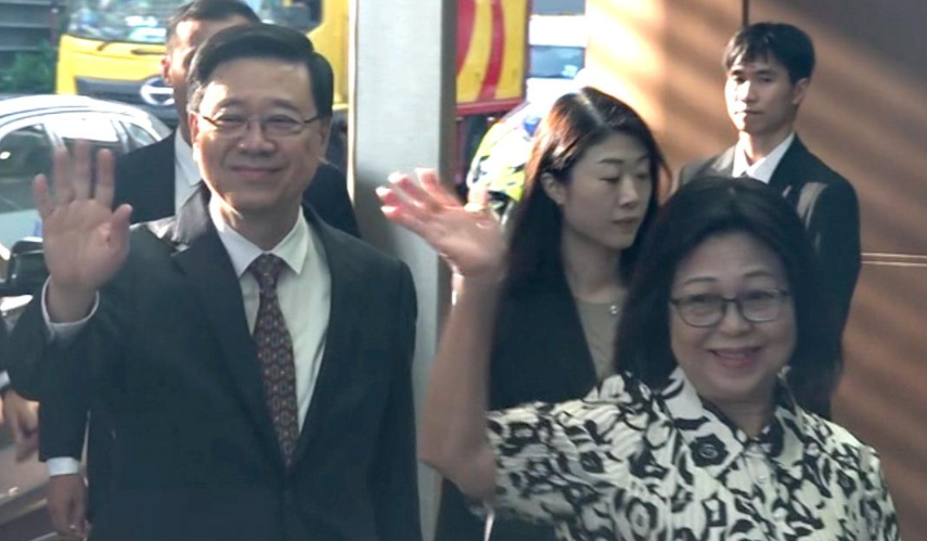 行政長官李家超出發前往北京，他率領由香港各界人士組成的代表團，參加明日舉行的中國人民抗日戰爭暨世界反法西斯戰爭勝利80周年紀念活動(港台圖片)