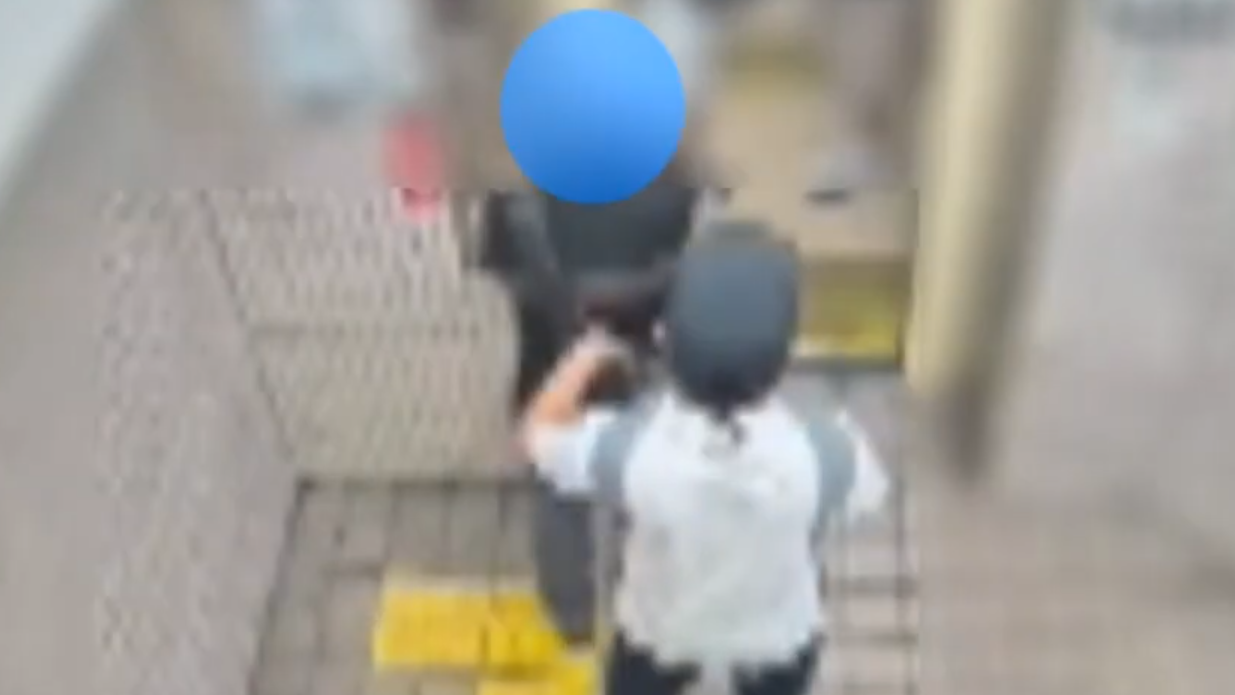 疑犯在大阪地鐵尾隨目標盜取銀包。(新聞截圖)