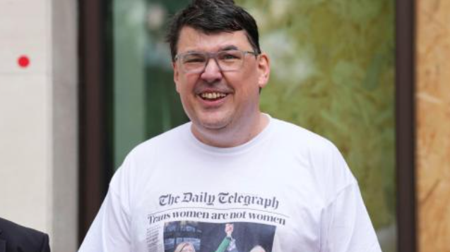 英國知名喜劇導演發表針對跨性別者言論　遭5名警察逮捕