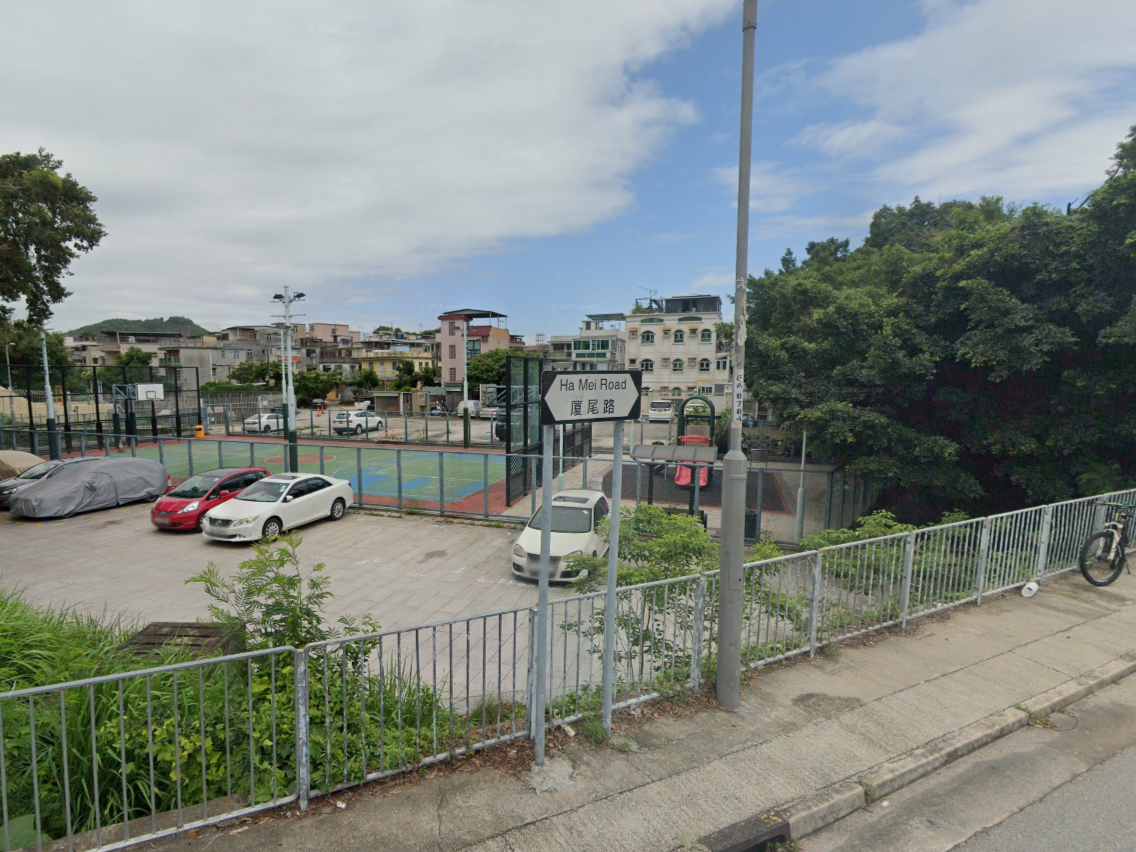 天水圍21歲男持刀指嚇妻子，與5個月大女兒反鎖屋內3小時後被捕。(Google街景截圖)