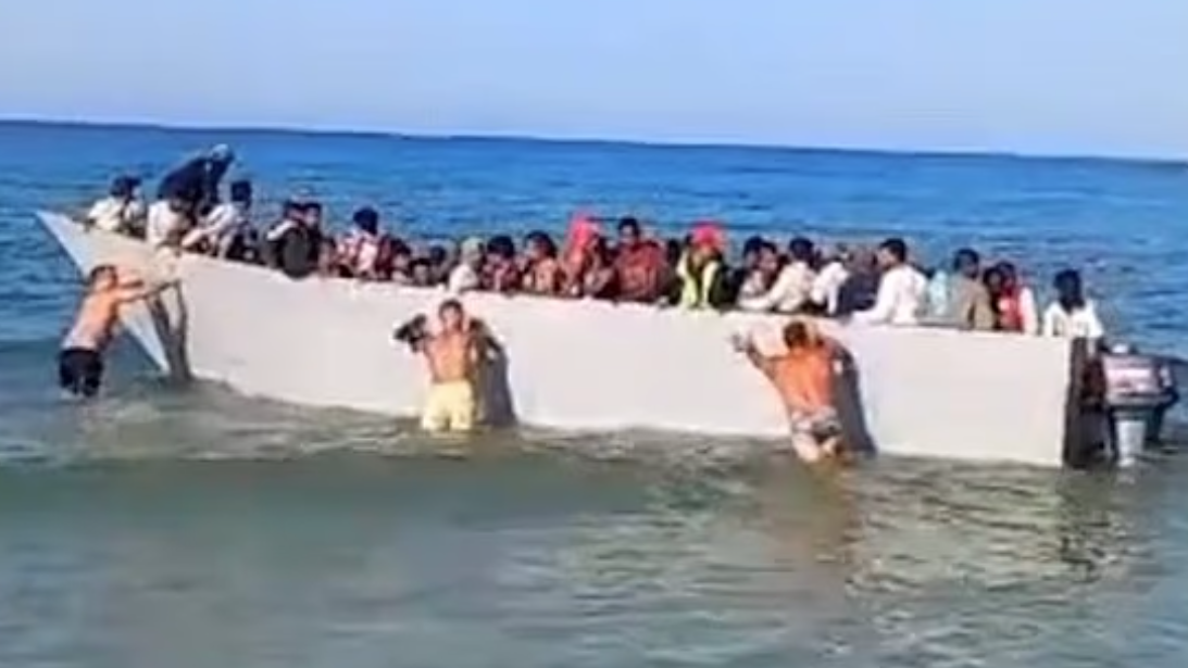 希臘度假島嶼爆反移民衝突 泳客怒極合力推走「人蛇船」阻埋岸(有片)