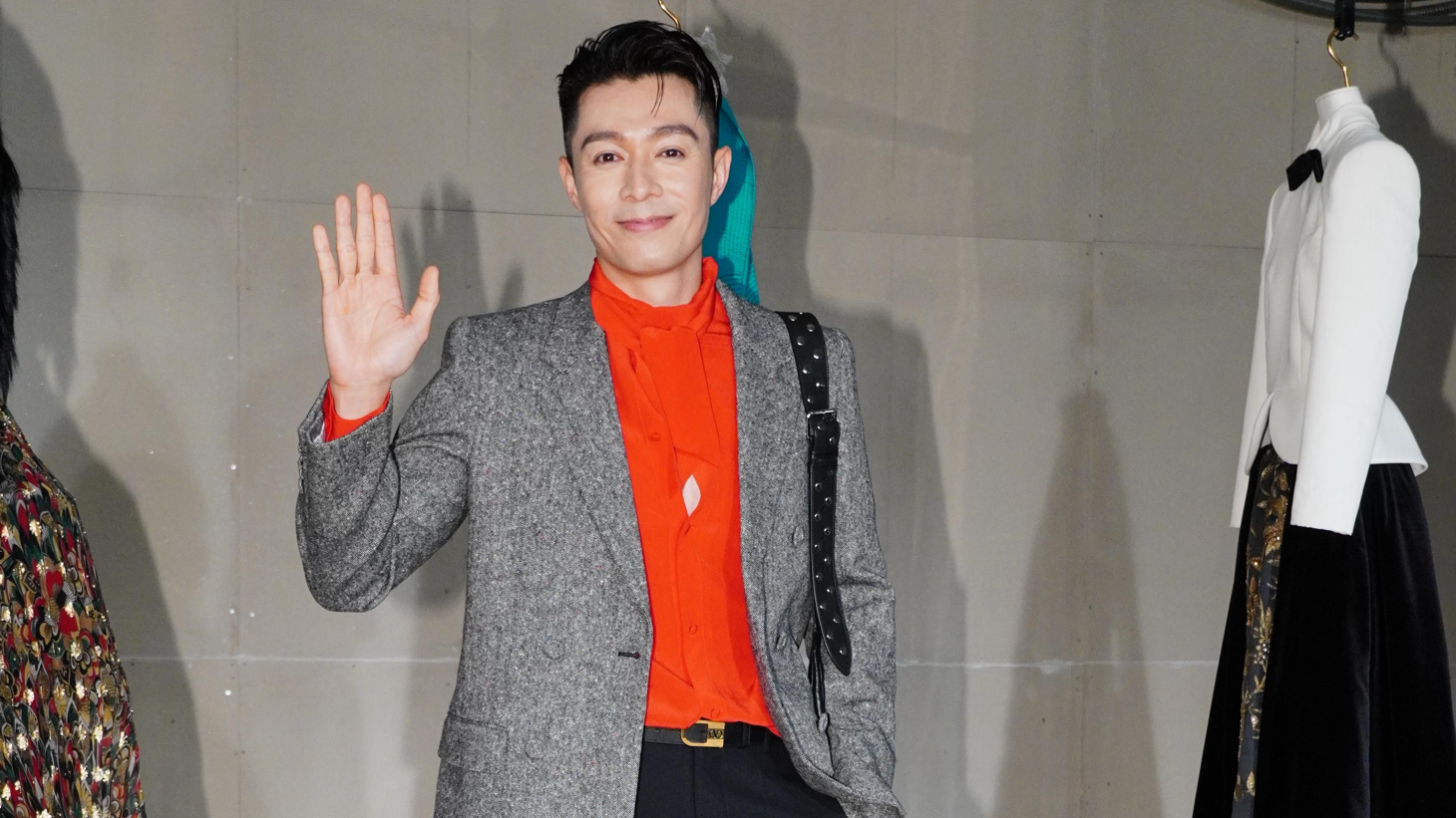 周柏豪跳「大展鴻圖」似便秘係專登 跟陳小春合作有壓力