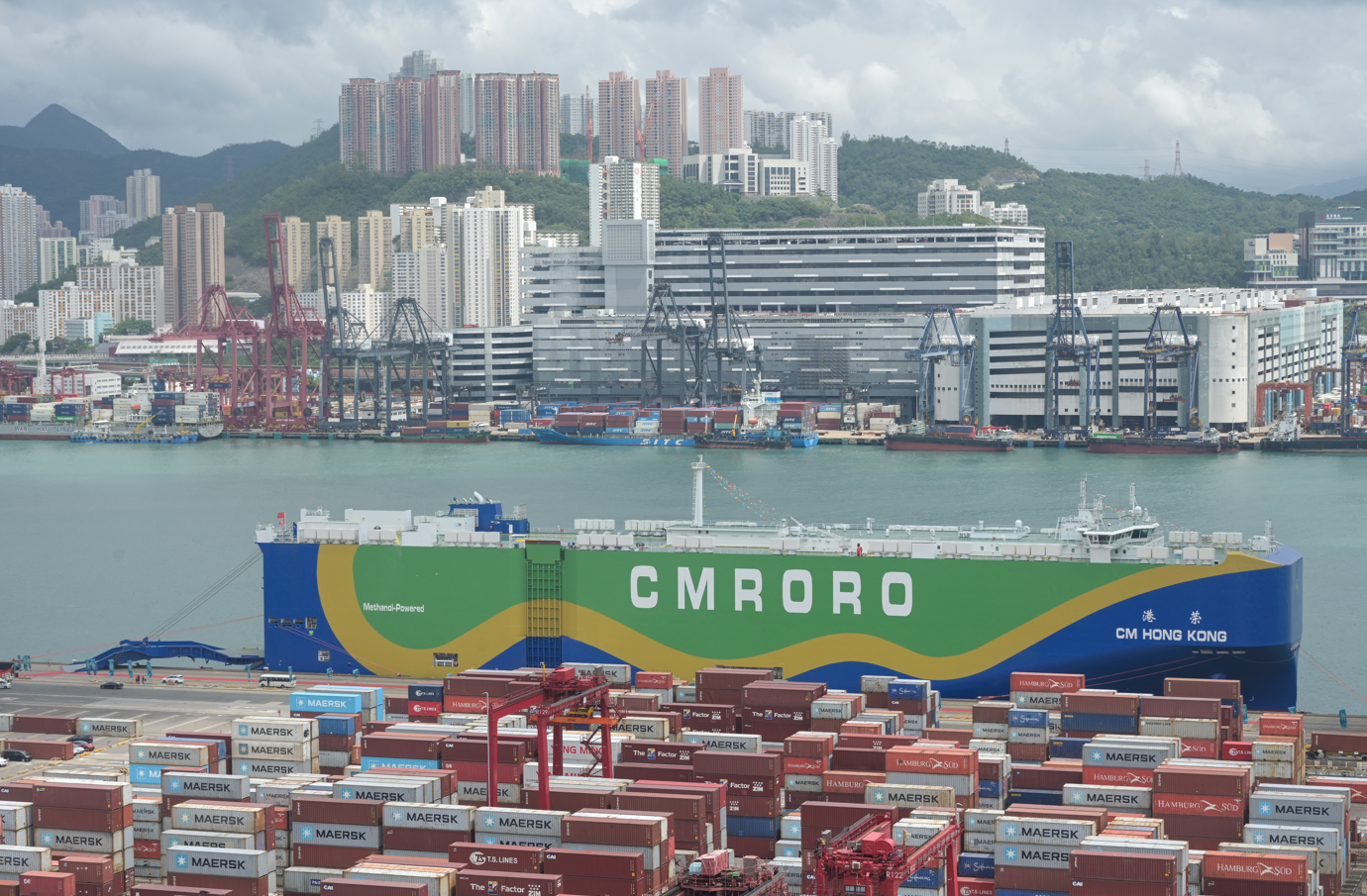 全球第一艘甲醇雙燃料動力滾裝船「港榮」輪首航。(中新社)