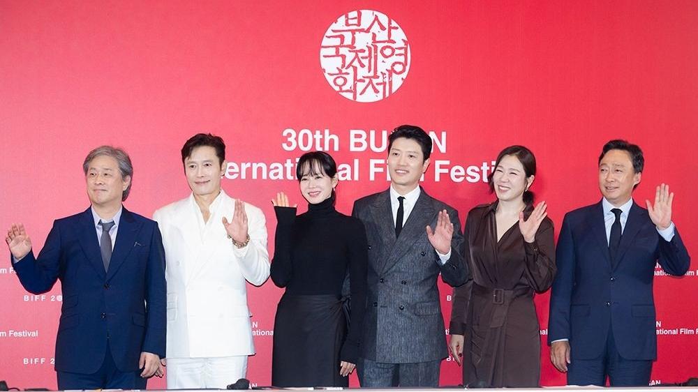 李秉憲首次有戲為釜山電影節開幕  孫藝珍讚朴贊郁眼神銳利