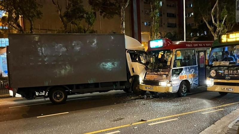 牛頭角貨車越線撼小巴，兩司機一度被困。(FB/車cam L (香港群組))